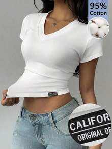 Camiseta de cuello en V con pliegues, estilo minimalista casual con emblema de la letra de California, adecuada para el verano, la vuelta al colegio, el estilo universitario y el estilo "old money" para la fiesta de bienvenida - Blanco - Ver 12