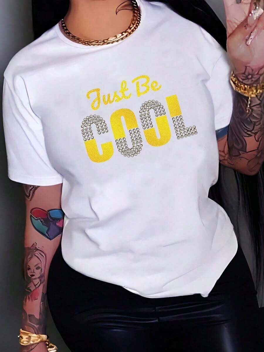 1 pieza de camiseta blanca para mujer con estampado de letras "Just Be Cool" y pedrería, cuello redondo, camiseta casual de algodón, tejido de punto de elasticidad media, corte regular para damas, ideal para primavera/verano/otoño, transpirable y cómoda.