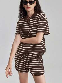 Conjunto de 2 piezas para mujer Verano 2026SS, top de polo de manga corta con rayas de contraste y shorts con bolsillos, adecuado para uso casual, de negocios, vacaciones, playa, fiesta de cumpleaños, uniforme de maestro, viajes, estilo urbano chic, - Marrón Chocolate - Ver 1