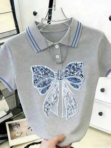 Camiseta casual de manga corta con cuello redondo, estampado de lazo y decoración de perlas para mujer, ajuste estándar - Multicolor 3 - Ver 5