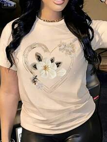 This Casual T-Shirt Features A Simple Print, A Round Neck, And Short Sleeves. The Classic, Basic Design Is Universally Flattering, And The Loose, Relaxed Fit Feels Comfortable And Breathable. The Fine, Soft Texture Is Soft Against The Skin And Breathable, So It Won't Pill Or Lose Its Shape Over Time. The Subtle, Elegant Print Design Is A Must-Have For Summer. This Versatile Piece Pairs Perfectly With All Kinds Of Bottoms-You Can't Go Wrong. - 米色 - 查看 1