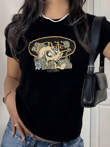 A Skull Adorned With Blue Flowers Symbolizes The Union Between Life And Natural Beauty, Reflecting A Free And Artistic Spirit. A Modern, Casual Women's T-Shirt For Everyday Wear. - 黑色 - 查看 8