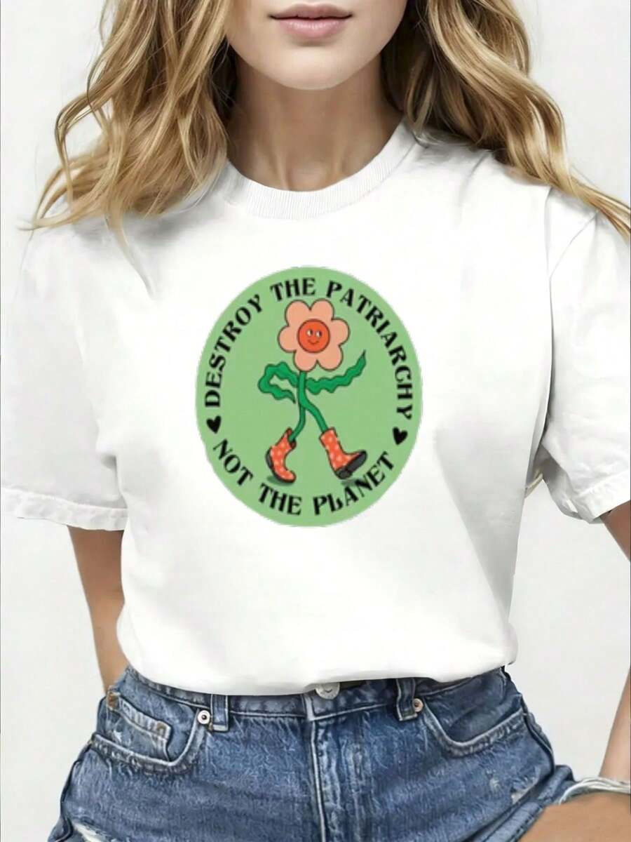 Camiseta blanca de manga larga para mujer, de primera calidad, con estampado ondulado de color rubio, decorada con patrones circulares verdes (caritas sonrientes rosas, flores, tallos verdes, botas rojas) y las palabras "Destruye el Patriarcado" y "No es la Tierra", combinada con un conjunto de pantalones de mezclilla azul – una camiseta estampada elegante y casual para mujer. Ecológica. - Blanco - Ver 1