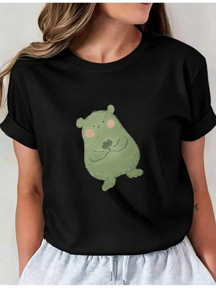 Camiseta Estampada para Mujer en Negro con Diseño Gráfico de Oso Verde - Camiseta Casual de Manga Corta y Cuello Redondo, Corte Relajado para Todas las Estaciones, Perfecta para Uso Diario y Vacaciones (Lavable aáquina). - Negro - Ver 1