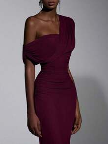 Vestido largo elegante de malla con un hombro, fruncido y ajustado, adecuado para bodas, eventos formales y vestidos de dama de honor - Burdeos - Ver 8
