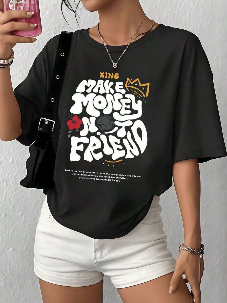 100% Cotton. The Print Features A Creative Phrase That Inspires Independence And Positive Energy, Along With A Golden Crown And Urban Elements Symbolizing Confidence And Empowerment. Women's 100% Cotton T-Shirt With A Modern Cut And Soft Fabric. Women's Simple Solid Color T-Shirt, Loose And Slim Fit Casual Short Sleeve - 黑色 - 查看 1