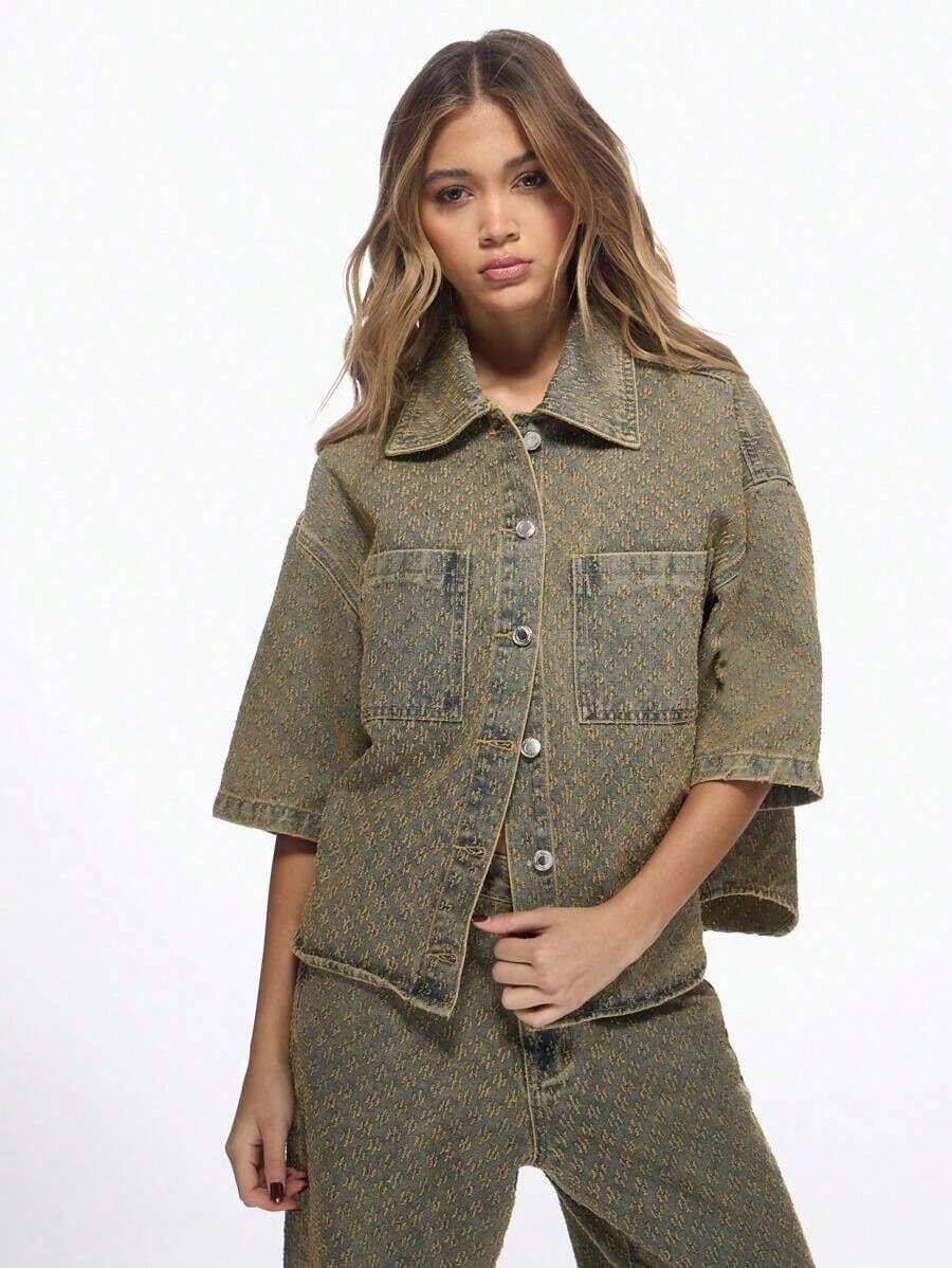 Chaqueta de camisa vaquera con estampado monogramado en toda la prenda, mangas cortas, estilo de moda callejera - Marrón - Ver 1