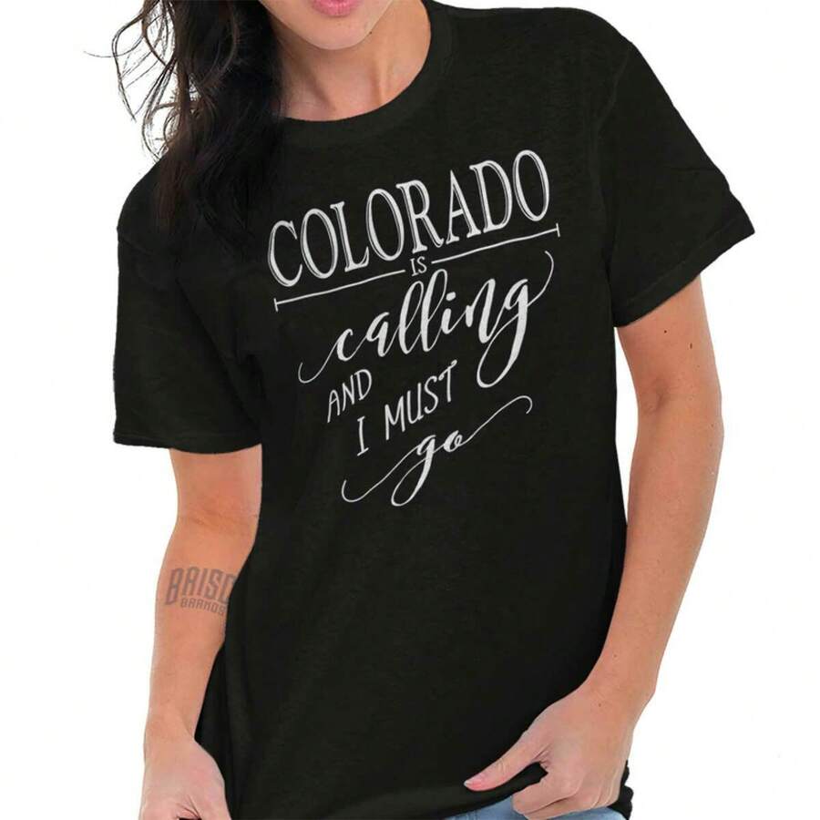 Colorado me está llamando, debo irme a viajar. Camiseta gráfica de cuello redondo para mujer, camisetas de moda, camisetas cómodas, camisetas modernas. - Negro - Ver 1