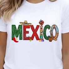 Camiseta gráfica de mujer con temática mexicana, colores vibrantes y elementos tradicionales, perfecta para celebraciones culturales y uso diario. Camiseta de mujer de diseño casual holgado y ligeramente extendido. - Blanco - Ver 6