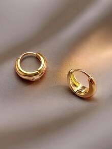 1 Pair Elegant French Style, Minimalist Small Hoop Earrings, Women's Gold Earrings, Retro Design, Suitable For Daily Wear And Parties, Valentine's Day Gift, Essential Accessory For Girls, Suitable For All Seasons - Yellow Gold - View 4