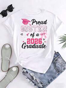Camiseta "Orgullosa Hermana de un Graduado de 2026" con diseño de gorro de graduación y lazo rosa para celebración de graduación. 220g, cómoda y suave, adecuada para la universidad y el uso diario. - Blanco - Ver 3