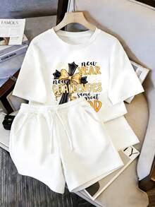 Conjunto de dos piezas para mujer, camiseta y shorts. La camiseta presenta un diseño de cruz negra decorada con un lazo dorado, combinado con la impresión de letras "new YEAR new CHALLENGES same great OD" en tonos dorados y negros, ideal para looks casuales y cómodos para uso diario. - Camiseta blanca + pantalones cortos blancos - Ver 6