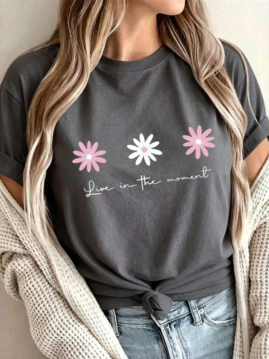 Camiseta casual de  con hombros caídos, estampado floral encantador y el eslogan 'Live in the Moment', manga corta, cuello redondo, top de punto para conjuntos de primavera, tela de elasticidad media, longitud regular. - Gris Oscuro - Ver 1