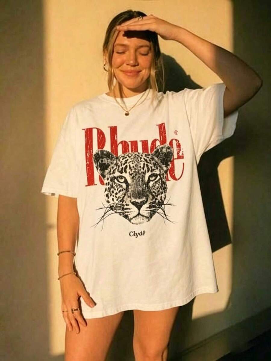 Y2KCHAOS Retro Streetwear Graphic Tee With Bold Leopard Print And Rhude-Style Typography, Oversized Fit For Urban Fashion Lovers, Perfect For Youth And -Setting Individuals Seeking Edgy Statement Wear, Vintage Style (220 Pure Cotton T-Shirt) Manfinity2026 - trắng - Xem 1