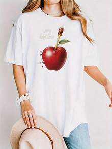 Camiseta casual de manga corta, con una manzana roja con goteos de miel y las palabras Muy Delicioso escritas en letra blanca, combinada con jeans azul claro y un sombrero beige - una elección moderna para el uso diario de las mujeres - Camiseta unisex de algodón holgada de manga corta y cuello redondo estilo vintage urbano. - Blanco - Ver 7