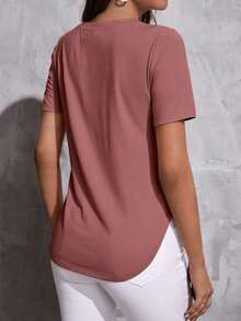 Camiseta casual de cuello redondo, mangas cortas y bajo curvo con detalle de botones en color liso - Rosa vieja - Ver 2