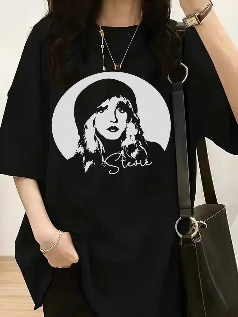 An Elegant Spring/Summer Women's Collection Features A Black T-Shirt With A Minimalist Black And White Design. The Background Is A White Circle Displaying A Portrait. - 黑色 - 查看 1