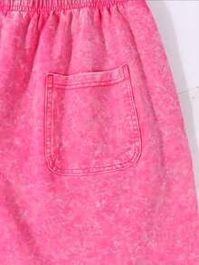 230 Grams Of Washed Pink Shorts, With Cartoon American Eyeball-Wing Pattern Printed On The Side And V-On D-Utch Lettering Design. These Retro-Washed Casual Street Shorts For Men Have An American Motorcycle Culture Vibe And Are Perfect For Summer Wear. They Are Comfortable And Breathable, Suitable For Daily Wear, And Come With Adjustable Waist Ties, Elastic Waistbands And Pockets. - 粉色 - 查看 4