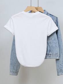Esta es una camiseta de manga corta 100% para mujer, autorizada por , con cuello redondo y un diseño estampado que incluye a tres princesas de  junto con elementos de mariposas y rosas.El diseño del texto es elegante y moderno. Camiseta holgada, informal y versátil. - Blanco - Ver 2