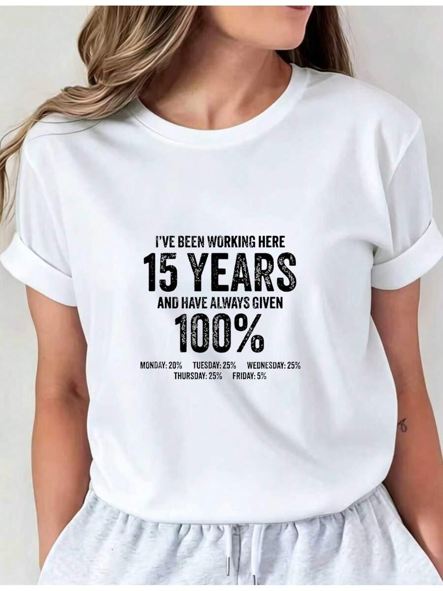 Camiseta Estampada para Mujer - Camiseta Casual de Manga Corta y Cuello Redondo, Perfecta para Todas las Estaciones. Diseño Relajado para Uso Diario y Vacaciones (Lavable aáquina) con Gráfico de Mujer de Cabello Castaño Claro Vestida con Camiseta Blanca y Pantalones deándal. - Blanco - Ver 1