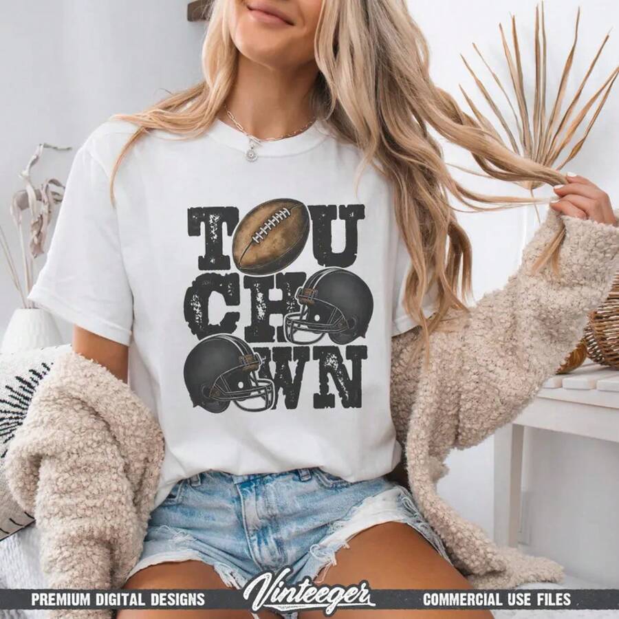 Touchdown| Diseño de fútbol| Descarga instantánea| Estampado de camiseta de fútbol| Casco de fútbol americano negro| Temporada de fútbol - Blanco - Ver 1