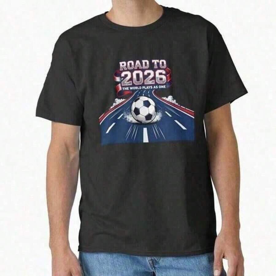 Camiseta Gráfica Retro Sporty Cup 2026, Camiseta de Fútbol 2026 con Banderas Norteamericanas y Estampado _The World Is Coming Home_, Regalo para Él - Negro - Ver 1