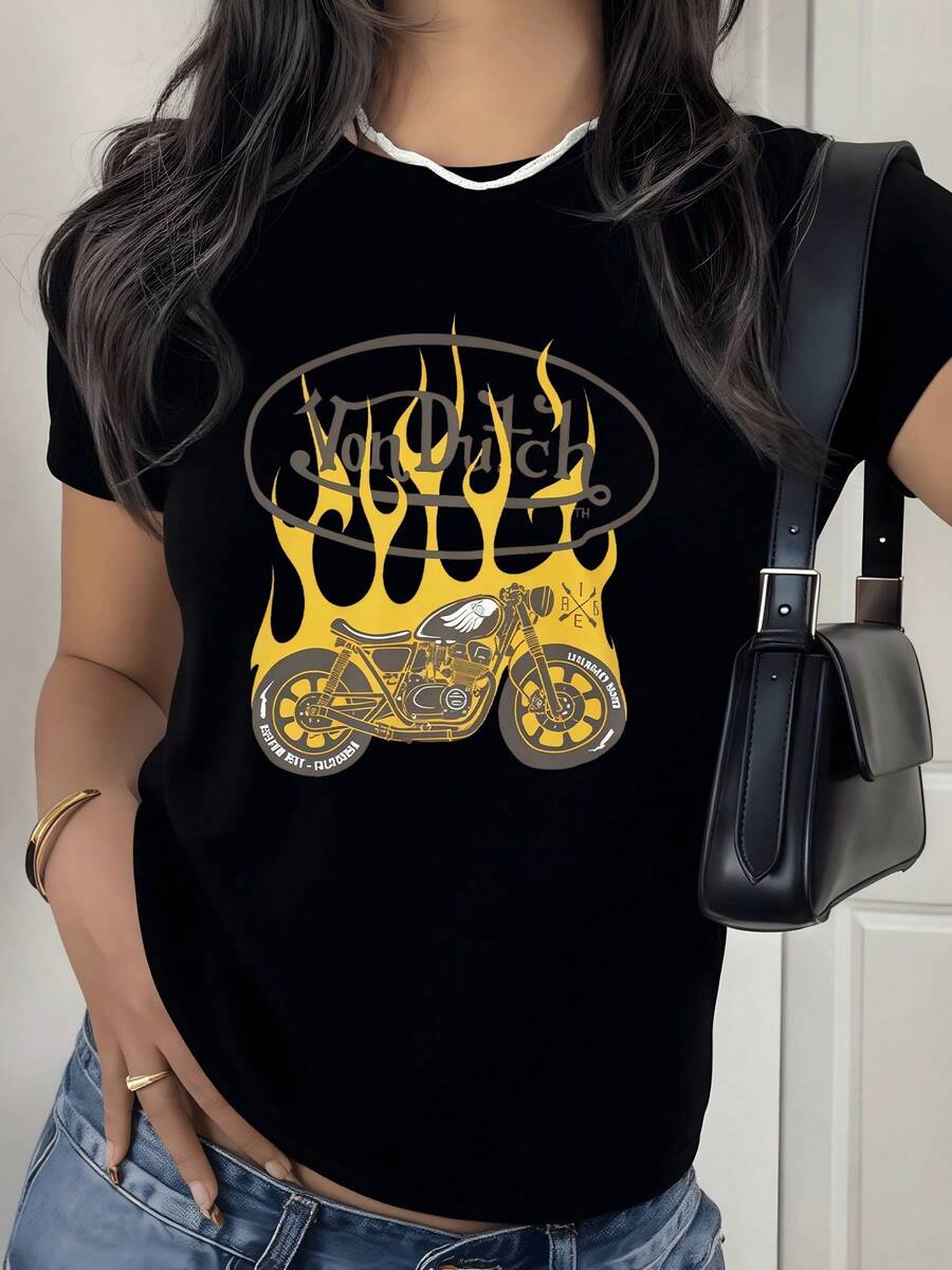 Classic Motorcycle Surrounded By Yellow Flames Symbolizing Energy, Passion, And Freedom On The Road, Accompanied By Artistic Details That Evoke Power And Movement. Modern Casual Women's T-Shirt Ideal For Everyday Wear. - 黑色 - 查看 1
