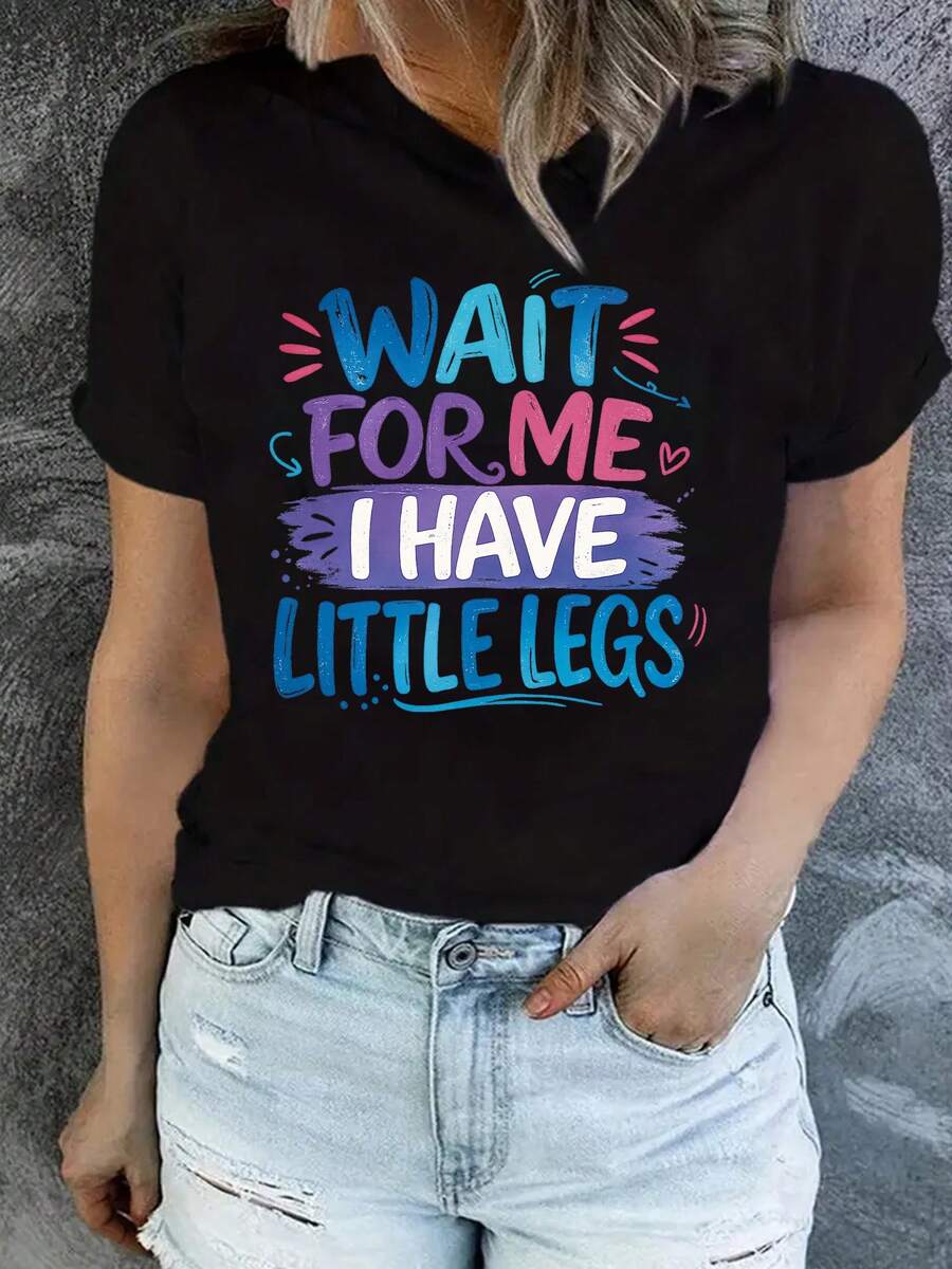 Camiseta casual de manga corta con cuello redondo para mujer, con estampado divertido de "ESPERÁME, TENGO PERNAS PEQUEÑAS", ideal como regalo para amigas de baja estatura. LZPG - Negro - Ver 1