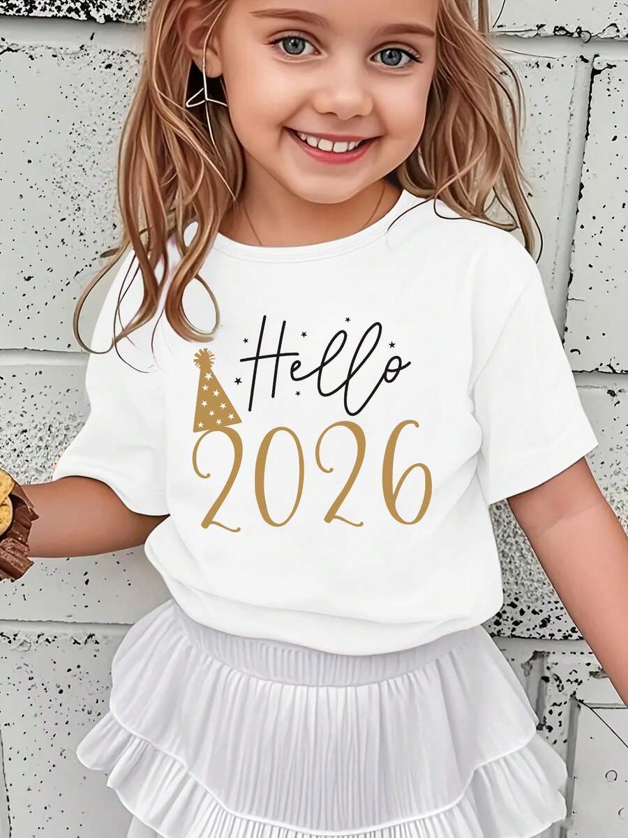 Camiseta de manga corta de moda de verano para niñas, Año Nuevo 2026, con estampado de dibujos animados de "HELLO 2026" y sombrero de fiesta dorado, top casual versátil NY-DX3895 - Blanco - Ver 1