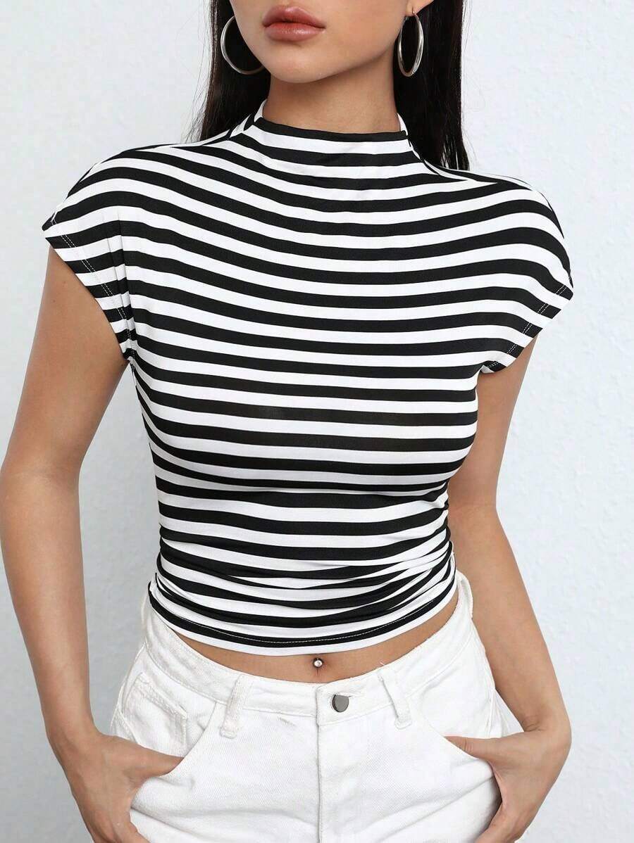 Camiseta crop con estampado de rayas de cuello alto - Blanco y Negro - Ver 1