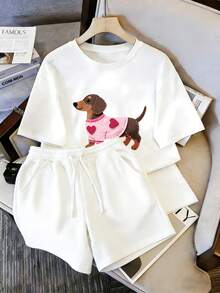 Conjunto de dos piezas para mujer, camiseta y shorts, con estampado de perro salchicha con suéter rosa de corazones en el frente de la camiseta, diseño de perro tierno y adorable, cuerpo de perro marrón con suéter rosa claro y elementos de corazones rosa oscuro, dulce y fresco, conjunto casual - Camiseta blanca + pantalones cortos blancos - Ver 1