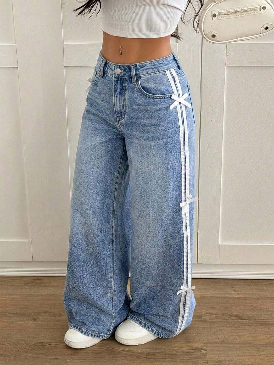 PETITE Jeans de pierna ancha de cintura baja con bloque de color lavado, decoración de lazo para mujer, jeans de mezclilla de lavado oscuro de estilo vintage para fiestas de Año Nuevo y streetwear de invierno - Lavado ligero - Ver 1