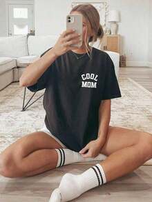 Women's "Cool Mom" Short-Sleeve T-Shirt With Letter Print - Casual Short-Sleeve Crew Neck T-Shirt In Olive Green, Breathable And Machine Washable, Comfortable And Versatile For All Seasons, Loose And Cute Style, Simple And Elegant Shirt With Soft, Loose And Comfortable Fabric, Casual And Easy To Wear, White Tops, Valentine's Day Outfit, Tuesday, Summer Tops, For Women, Washed Cotton T-Shirt For Valentine's Day Outfits For Women. 100% Cotton - 黑色 - 查看 1