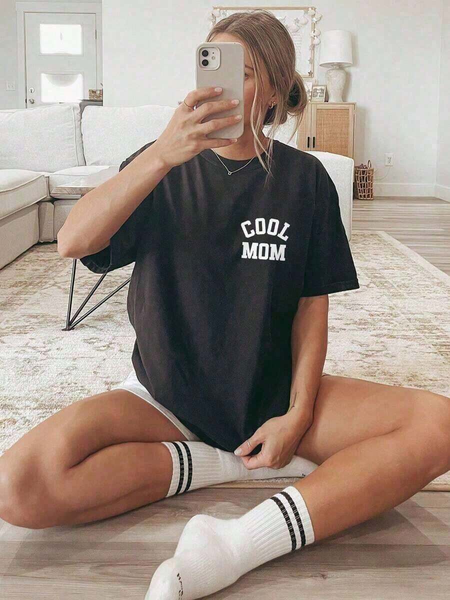 Women's "Cool Mom" Short-Sleeve T-Shirt With Letter Print - Casual Short-Sleeve Crew Neck T-Shirt In Olive Green, Breathable And Machine Washable, Comfortable And Versatile For All Seasons, Loose And Cute Style, Simple And Elegant Shirt With Soft, Loose And Comfortable Fabric, Casual And Easy To Wear, White Tops, Valentine's Day Outfit, Tuesday, Summer Tops, For Women, Washed Cotton T-Shirt For Valentine's Day Outfits For Women. 100% Cotton - 黑色 - 查看 1