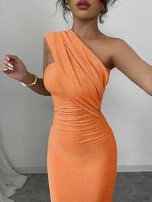 Vestido ajustado de corte elegante con plisados en la cintura, hombros oblicuos, espalda con abertura y tejido brillante elástico y suave, en color albaricoque de moda europea y americana para fiesta, cita, San Valentín - Naranja - Ver 7