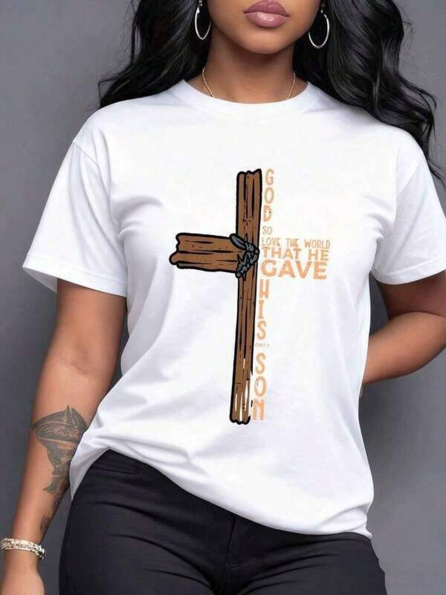 Dios amó al mundo dando a su único Hijo. La cruz de madera y el alambre de espino simbolizan el sacrificio divino amor redención fe esperanza un mensaje espiritual profundo Camiseta de mujer% algodón cristiana espiritual - Negro - Ver 1