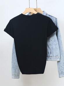 A Comfortable, 100% Cotton Women's T-Shirt With A Stylish Yoga Design Featuring Minimalist Lines And A Lotus Letter Pattern Print. It's Soft, Breathable, And Perfect For Casual Summer Wear; Machine Washable. - 黑色 - 查看 2