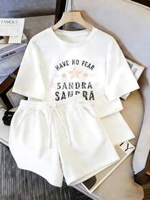 Conjunto de dos piezas para mujer: camiseta blanca de cuello redondo y shorts, con letras negras "HAVE NO FEAR SANDRA" y estrellas rosadas decorativas, estilo casual - Camiseta blanca + pantalones cortos blancos - Ver 1