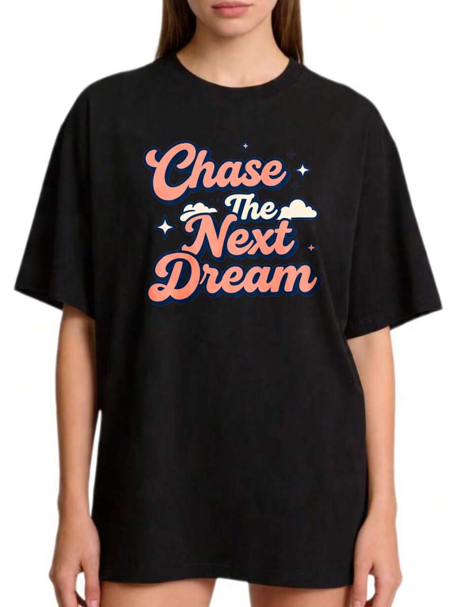 Camiseta básica de moda casual para mujer, cuello redondo, tallas S-2XL, 100% negro puro y blanco puro con estampado "Chasing the Next Dream". Adecuada para uso familiar y conjuntos de pareja. Ropa de verano. Regalo de graduación. Ecológica. - Negro - Ver 1