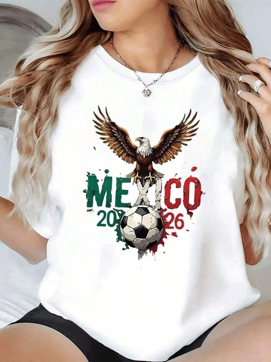 Majestic Eagle Spreading Its Wings Over A Soccer Ball With The Colors Of The Mexican Flag, Representing Strength, Unity, And Passion For Mexico 2026. Women's Casual, Modern, And Comfortable T-Shirt - 白色的 - 查看 1