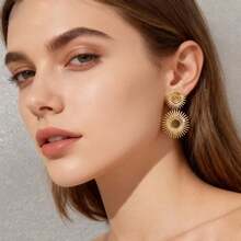 1 pieza Pendientes clásicos elegantes de estilo INS con diseño de girasol hueco de doble capa, pendientes de metal retro de alta calidad con diseño de sol radiante 3D, versátiles y de moda de lujo para hip-hop - Dorado - Ver 1