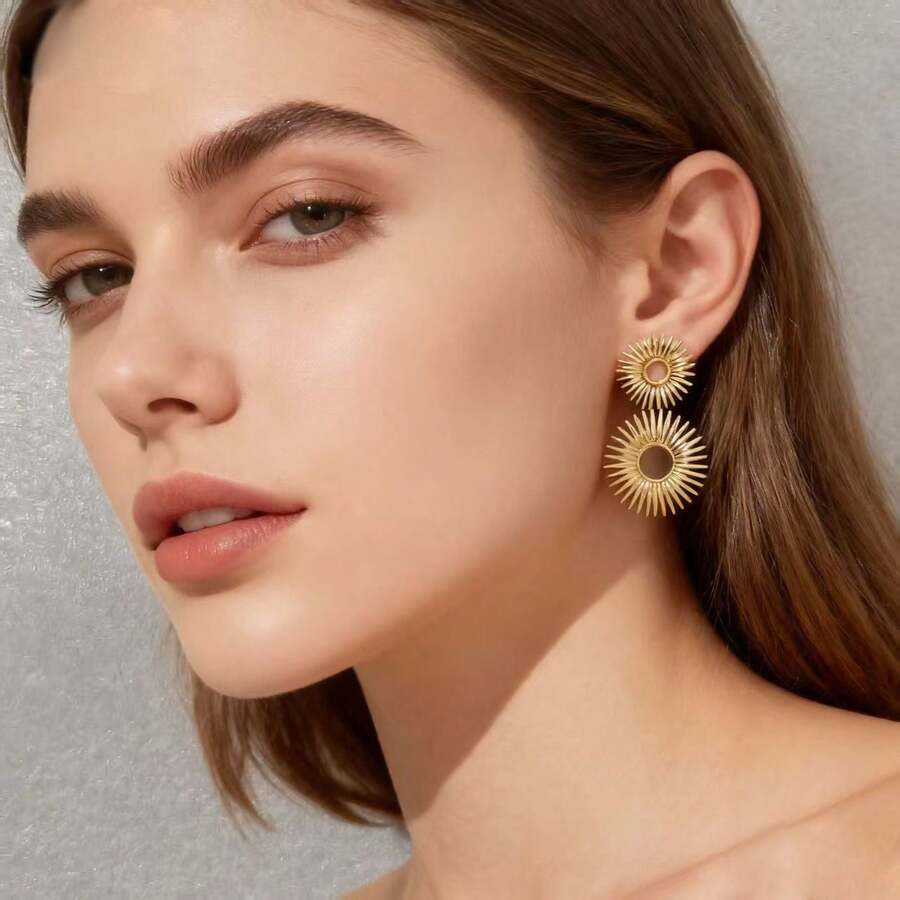 1 pieza Pendientes clásicos elegantes de estilo INS con diseño de girasol hueco de doble capa, pendientes de metal retro de alta calidad con diseño de sol radiante 3D, versátiles y de moda de lujo para hip-hop - Dorado - Ver 1
