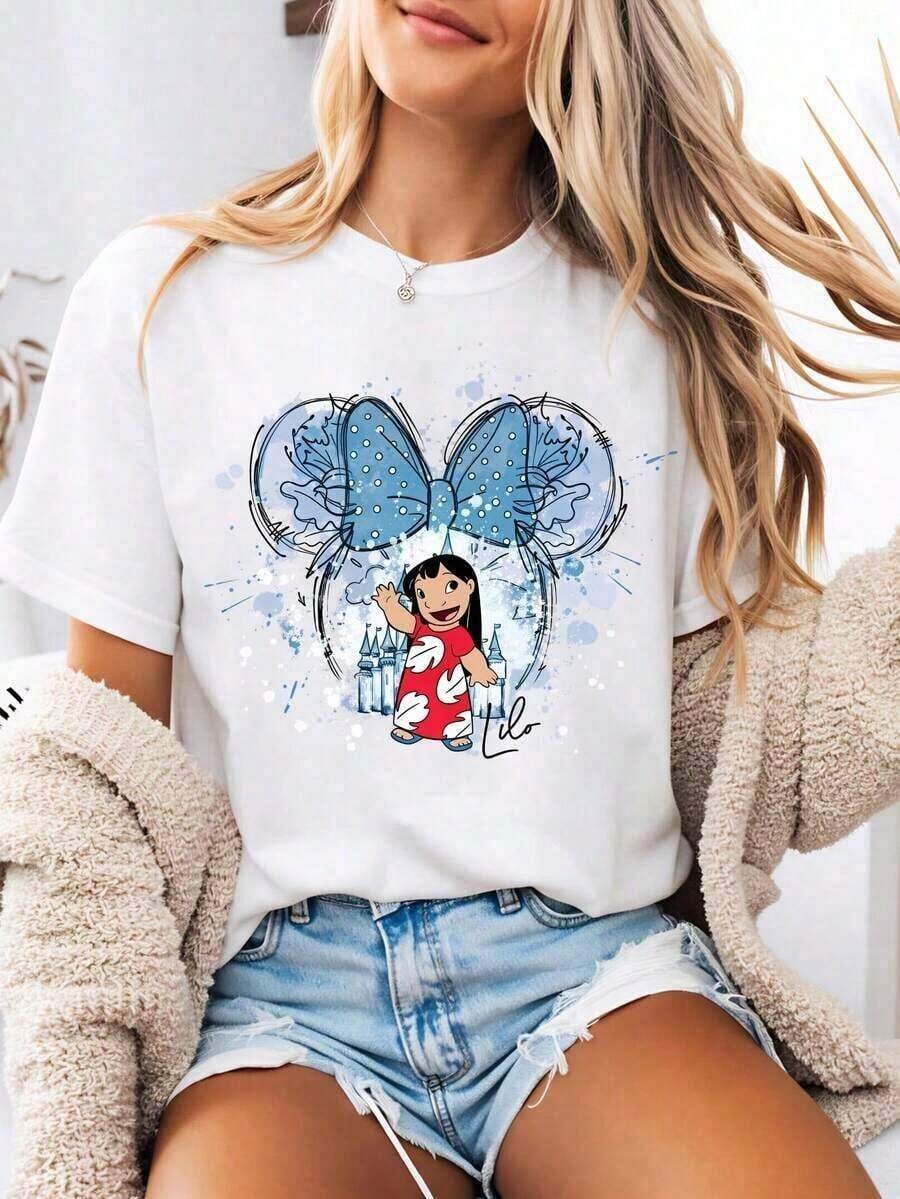 Camia estampada para mujer con un diseño de dibujos animados en acuarela de Lilo de Lilo & Stitch dentro del contorno de una cabeza de . Esta camia de verano de cuello redondo está confeccionada con un tejido suave y cómodo 100% algodón, perfecta para el uso diario, actividades al aire libre o para ir de compras. También es una opción ideal para el atuendo de vacaciones de las mujeres. - Blanco - Ver 1