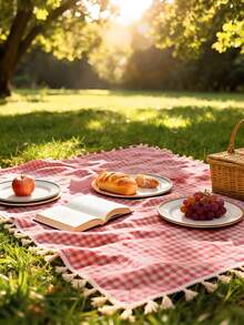 1 pieza Encantadora manta rectangular de cuadros rojos y blancos para picnic - Ideal para el Día de San Valentín, celebraciones de Pascua, mantel de rayón tejido con flecos, perfecto para acampar en invierno, salidas a la playa, telón de fondo para fotografía y accesorio para picnic - Rojo - Ver 6