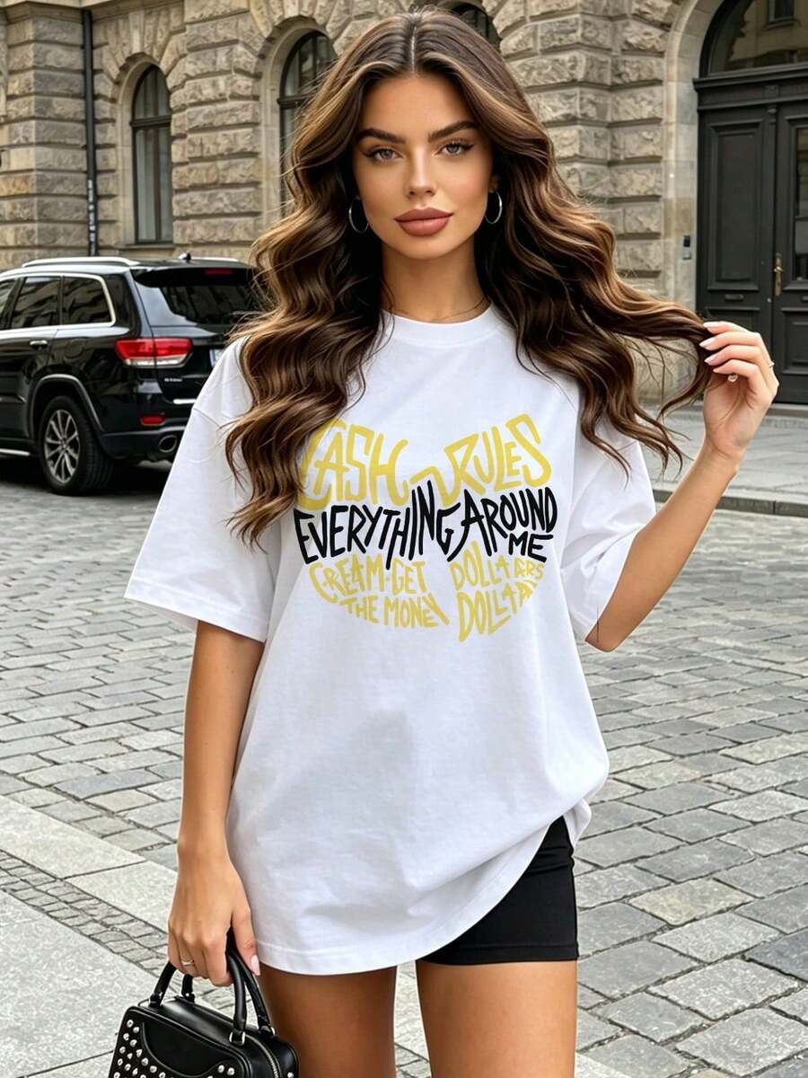 Camiseta de manga corta con cuello redondo suave y casual para mujer, el estampado con el texto C.R.E.A.M es perfecto para ropa casual de primavera y verano. Blanca. - Negro - Ver 1