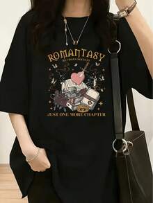 Romantic Fantasy Casual T-Shirt For Book Lovers | Vintage Style With Stacked Books, A Heart Wrapped In A Sword, Roses, Butterflies, And Candles, Featuring The Inscription "ROMANTASY READERS SOCIETY" And "JUST ONE MORE CHAPTER". 100% Cotton. Durable. - 黑色 - 查看 7
