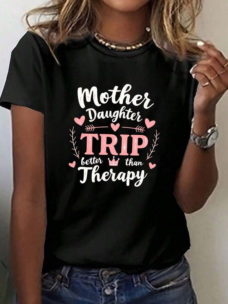 Women's T-Shirt With A Print That Says 'Traveling Between Mother And Daughter Is Better Than Therapy', With Short Sleeves And A Round Neck, Perfect For Casual Wear In Spring And Summer. Made Of Fabric, This Women's Blouse Is Versatile For All Seasons. - 黑色 - 查看 1