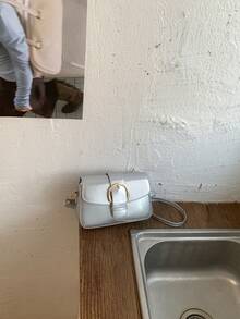Bolso de mano pequeño con solapa para mujer, bolso cuadrado con decoración de hebilla de metal de moda, bolso de hombro y bandolera - Plateado - Ver 4