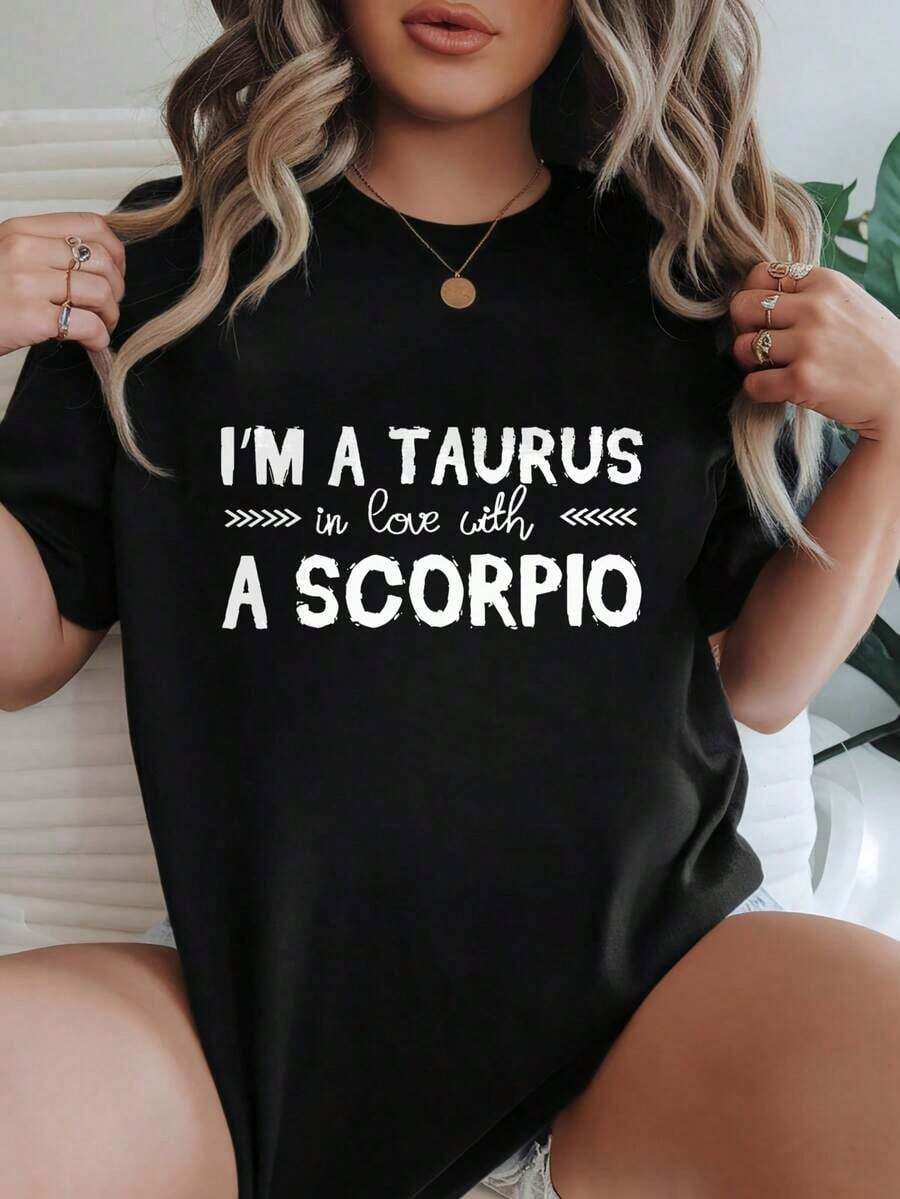 Camiseta de Mujer 2026, Corte Holgado Casual, Opciones en Blanco y Negro, Estampado 'Tauro Enamorado de Escorpio', Camiseta Gráfica con Frases Divertidas, Camisetas para Uso Diario, Tops de Verano, Camisetas Gráficas, Conjuntos de Verano, Camisetas Cortas para Mujer, Blusas para Mujer Casuales, Ropa Linda de Algodón Vintage para Mujer - Negro - Ver 1