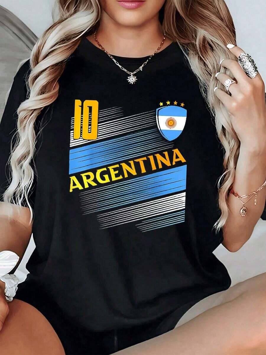 Rayas azules y blancas acompañadas del número 10 y escudo con sol que simbolizan orgullo y pasión por Argentina en camiseta de mujer moderna cómoda y perfecta para mostrar amor por el fútbol - Negro - Ver 1